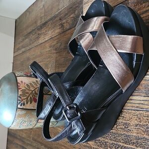 Vaneli Women's Stylish Metallic‎ Bronze & Black Wedge Heel Sandals. size 8.5